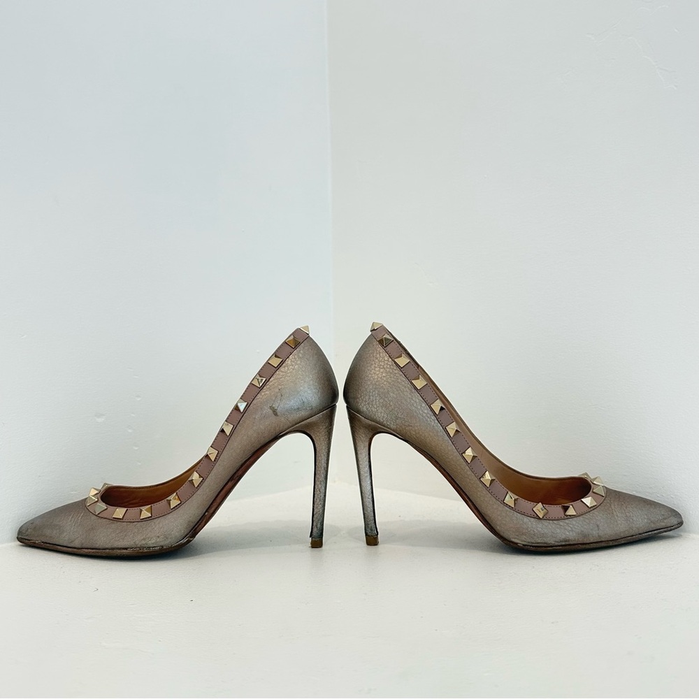 Valentino Garavani Pebbled Calfskin Metallic Rockstud Pumps